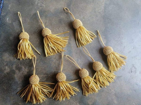 Gold pompon - One big ball with small fringes - The unit